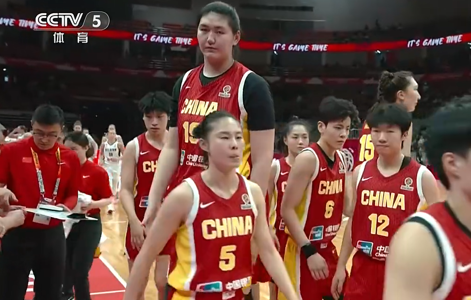 万博体育官方网站-中国女篮10分险胜！直通世界杯，产生3个不可思议，宫鲁鸣遭质疑